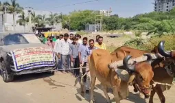 2 કરોડની કારમાં પણ સર્વિસના ધાંધિયા, રાજકોટના બિઝનેસમેન બળક ગાડા સાથે બાંધી લઈ ગયા