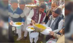 કોંગ્રેસના કાર્યકર્તા સંમેલન બાદ ભોજન માટે ધાડ પડી, 2,000 લોકો; 4 સ્ટોલ, અફરાતફરી