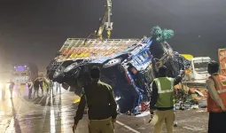 માનવતા નેવે મૂકાઈ... ટ્રકનો ડ્રાઇવર પીડાથી કણસતો રહ્યો પણ લોકો ટેન્કરમાંથી ડીઝલ લૂંટતા રહ્યા