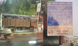 AMCમાં સંકલનનો અભાવ? 16 બ્રિજ પર ભારે વાહનો માટે લગાવેયલો પ્રતિબંધ હટાવાયો; R&B કમિટીના ચેરમેન બોલ્યા- 'કદાચ કમિશનરે લગાવ્યા હશે..'