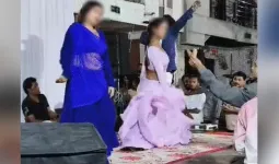 સુરતમાં વસંત પંચમીના અવસરે મહિલાઓ પાસે કરાવાયો ડાન્સ