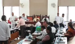 વડોદરા પાલિકાની બજેટ સભામાં મેયરે વિપક્ષના બધા કોર્પોરેટરોને સસ્પેન્ડ કરી દીધા, BJP કોર્પોરેટરે નિવૃત્તિ જાહેર કરી