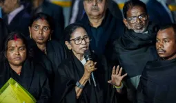 મૃત જાહેર કરી જેમના મતદાર યાદીમાંથી નામ કાપી નખાયા તેમને લઈને દિલ્હી જ્ઞાનેશ કુમાર પાસે પહોંચી ગયા મમતા, કહ્યું- ચૂંટણી પંચ ભાજપનું IT સેલ