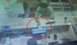 રાજકોટની બેંકમાંથી કેશિયરની નજર ચૂકવીને 90 હજારની ઉઠાંતરી કરનાર 2 ભેજાબાજ પકડાયા