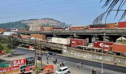 મુંબઈ એક્સપ્રેસ-વે પર એક ટેન્કરને કારણે હજારો ગાડી 24 કલાકથી અટકી ગઈ છે, રસ્તા પર ખાવાનું બનાવ્યું!