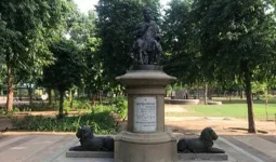 જરાક તો શરમ કરો... અમદાવાદમાં પ્રદૂષણ ન પકડાય એટલે AQI મશીનની આસપાસ પાણી છાંટવામાં આવી રહ્યું છે