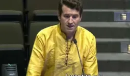 ‘ગૌમૂત્ર સૌથી સારી દવા છે...’, અમેરિકન યુટ્યુબર એલેક્સ સ્ટેને હિન્દુ ધર્મની ઉડાવી મજાક