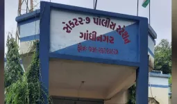 ગાંધીનગરમાં રિટાયર્ડ DySPના આંગણે પાર્ક કરેલી કારના નવા ટાયરો કાઢીને જૂના ટાયર લગાવી રફૂચક્કર થયા ચોર