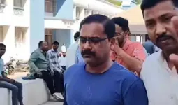 લાખોનો પગાર પણ પેટ નથી ભરાતું, GSTના 2 અધિકારી 1.25 કરોડની લાંચ માંગેલી, પકડાયા