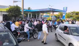 ગુજરાતમાં ઈંધણ સંકટની અફવા: અમદાવાદ-સુરતમાં પેટ્રોલ પંપો પર લાંબી લાઈનો લાગી, સરકાર જણાવી હકીકત