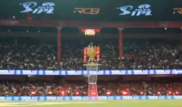 IPL મેચ જોવા પહોંચેલા ફેન્સના 25 મોબાઇલ ફોન તફડાવનાર રેકેટનો પર્દાફાશ