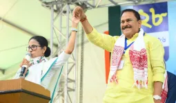 MLAનો દીકરો ગાડી પર લાલ બત્તીનો ઉપયોગ કરતો હતો, મમતા બેનર્જીએ સ્ટેજ પર જ ધારાસભ્યને ખખડાવી નાખ્યા