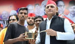 જે ચાવાળાને ત્યાં અખિલેશે ચા પીધી ત્યાં દરોડા પડ્યા કે એલ્યુમિનિયમના વાસણ ન ચાલે પછી અખિલેશે...