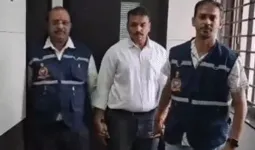 ગાંધીનગરમાં નાયબ મામલતદાર અને નિવૃત્ત પટાવાળો 9.5 લાખની લાંચ લેતા રંગે હાથ ઝડપાયા