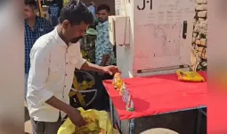 ડાકોરમાં ગોમતી ઘાટ પર મૂર્તિ વેચનાર ફેરિયાને ઈનકમ ટેક્સ વિભાગે 19.84 કરોડની નોટિસ ફટકારી