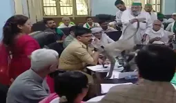 મીટિંગમાં 'VIP' વાંદરો આવ્યો... DM ઉભા થઇ ગયા અને પોતાની ખુરશી બતાવી કહ્યું, 'અહીં બેસો'