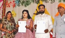 નો બેન્ડ...બાજા...બારાત... સૌરભ અને નેહાએ બંધારણને સાક્ષી માનીને એકબીજા સાથે લગ્ન કર્યા