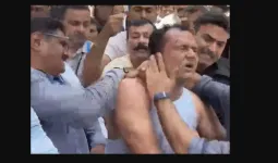 મોહમ્મદ અઝીઝે 12 વર્ષીય પાટીદાર દીકરીને છેડી, હજારોનું ટોળું પોલીસ સ્ટેશન પહોંચ્યું, લોકોનો રોષ જોતા પોલીસે વરઘોડો કાઢીને રસ્તા પર જ લાફા ઝીંક્યા