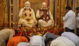 હવે ગુજરાતના ઘરોમાં PM અને HMની પૂજા થવા લાગે  તો નવાઇ નહીં!