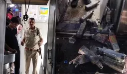 ફરી એકવાર દારૂબંધીની પોલ ખૂલી, ટ્રેનની છત પરથી દારૂની બોટલો વરસી, વીડિયો વાયરલ