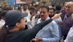 મુંબઈમાં પ્રદર્શનને કારણે લોકોએ રોડ બ્લોક કરી દીધેલો, વિફરેલી મહિલાએ મંત્રી અને પોલીસને રોડ પર જ ખખડાવી નાંખ્યા