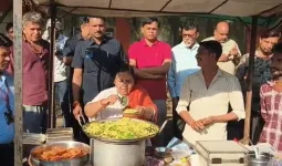 ઉમા ભારતી રસ્તા પર વેચવા લાગ્યા પૌંઆ-જલેબી, શું છે પૂર્વ મુખ્યમંત્રીની મજબૂરી