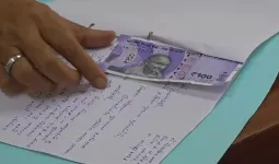 સુરતની કોલેજોમાં પ્રોફેસરોને રીઝવવા જૂનો નુસખો- ‘જવાબવહીમાં 100 રૂપિયાની નોટ મૂકી લખ્યું- ‘સર-મેડમ, મને પ્લીઝ પાસ કરી દેજો’