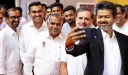 AIADMKમાં ભંગાણ, બળવાખોર 30 ધારાસભ્યોએ વિજયને સમર્થન આપ્યું
