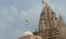વડનગરના હાટકેશ્વર મંદિરમાં એવું શું થયું કે ટ્રસ્ટીઓને અડધી રાત્રે દૂર કરીને વહીવટદાર નિમવા પડ્યા?