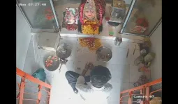 આવા પણ ચોર હોય? મેલડી માતાને પગે લાગીને ચાંદીના સાત છતરની ચોરી કરી ગયો શખ્સ