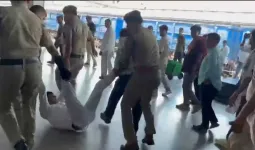 RPF જવાનો રેલ્વે સ્ટેશન પર ડેપ્યુટી સ્ટેશન સુપરિન્ટેન્ડેન્ટને ઘસડીને લઈ ગયા પછી થયું એક્શન