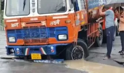 વરસાદે તંત્રની ફરી પોલ ખોલી, સુરતના ડીંડોલીમાં રોડ બેસી ગયો, દ્વારકામાં હાઈ એલર્ટ