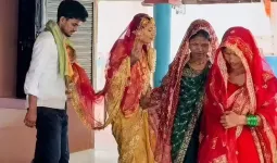1 વર, 3 કન્યાઓ! રીલ બનાવતી બહેનોએ કેમેરામેન સાથે લગ્ન કર્યા