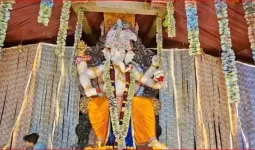 ₹25 લાખની નોટ, સાથે અમેરિકન ડોલર...સાવરકુંડલામાં ગણપતિ બાપ્પાના આ અનોખા સ્વરૂપને જોવા માટે લોકોની ભીડ ઉમટી પડી