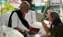 નિમિષા પારેખ દ્વારા રચિત મેહંદીકૃત રામાયણ માટે મોરારી બાપુએ આપ્યા આશીર્વચન
