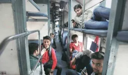 ટ્રેનમાં મોબાઇલ ફોન કે સ્પીકર પર ગીતો, વીડિયો કે રીલ મોટેથી વગાડશો તો દંડ આપવો પડશે; રેલ્વેએ નિયમો વધુ કડક કર્યા