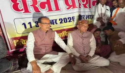 મધ્ય પ્રદેશમાં પોતાની જ સરકાર વિરુદ્ધ ધરણા પર બેઠેલા શિવરાજ સિંહ ચૌહાણે કહ્યું, 'અહીં તો હેરાનગતીની હદ થઇ ગઈ છે'