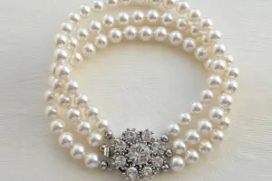 નીલરંગ મોતીનો નેકલેસ