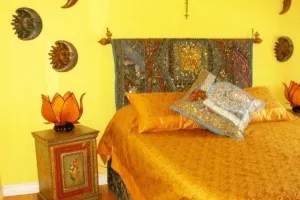 બેડરૂમ વાસ્તુ અનુસાર ન હોય તો આ ટીપ્સ કરો ફોલો, પ્રેમથી છલકતું રહેશે દાંપત્યજીવન