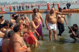 CM યોગીએ પોતાના મંત્રીઓની સાથે સંગમમાં લગાવી ડૂબકી, જુઓ તસવીરો