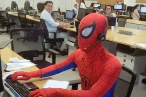 બેંકમાં આવી ગયો સ્પાઈડર મેન અને પછી જે થયું તે જોઈને હસી-હસીને થઈ જશો લોટપોટ