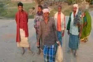 પોલીસના દુર્વ્યવહારથી લાચાર પિતા બાળકની લાશ બોરીમાં ભરીને 3 કિમી ચાલ્યો