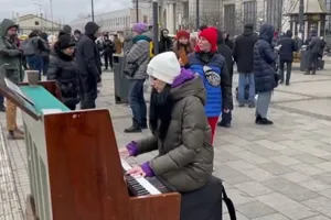 બોમ્બમારા વચ્ચે યુક્રેની મહિલા વગાડતી રહી પિયાનો, લોકોના આંખમાંથી આવ્યા આંસુ