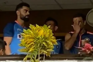 સ્ટેડિયમમાં ચાહકોએ લગાવ્યા RCB...RCB... નારા, કોહલીના એક ઇશારાથી ચાહકો ચૂપ