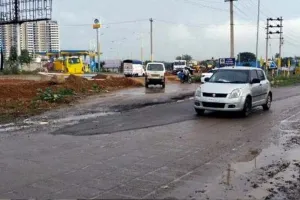 બોલો બંદૂકની અણીએ ગામવાસીઓએ તંત્ર પાસે ખાડા પૂરાવી રસ્તો બનાવડાવ્યો, 30 સામે FIR