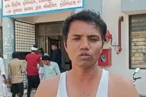 રાધનપુરઃ ચૂંટણી એજન્ટને પોલીસ કર્મીએ મારતા રઘુ દેસાઈએ ચૂંટણી પંચને ફરિયાદ કરી