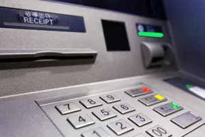 મહિલાનું બેંક બેલેન્સ જોઇને લૂંટારૂનું પણ દિલ પીગળ્યું, પછી કર્યું કંઇક આવું