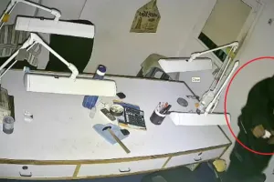 ચોર રેઈનકોટ પહેરીને હીરા ચોરવા ગયો, લાખોના હીરા લઈને રફુચક્કર થયો, પણ એક ભૂલ કરી ગયો અને....