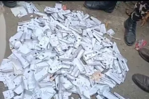 બિહારમાં રસ્તા પર કચરાના ઢગલામાં મળી આવી VVPAT સ્લિપ! ARO સસ્પેન્ડ, ચૂંટણી પંચે આપ્યો આ આદેશ