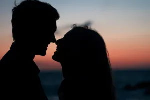 પચાસ હજાર વર્ષ પહેલાં માણસે આમની પાસેથી ચુંબન કરવાનું શીખ્યું! જેના પુરાવા હવે મળ્યા